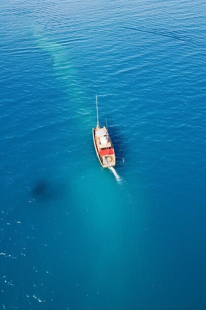 Photo a boat with a red roof is floating in the water