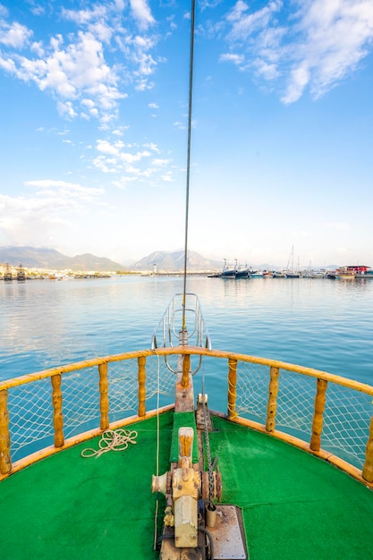 A boat with a rope on the front and the sea in the background.