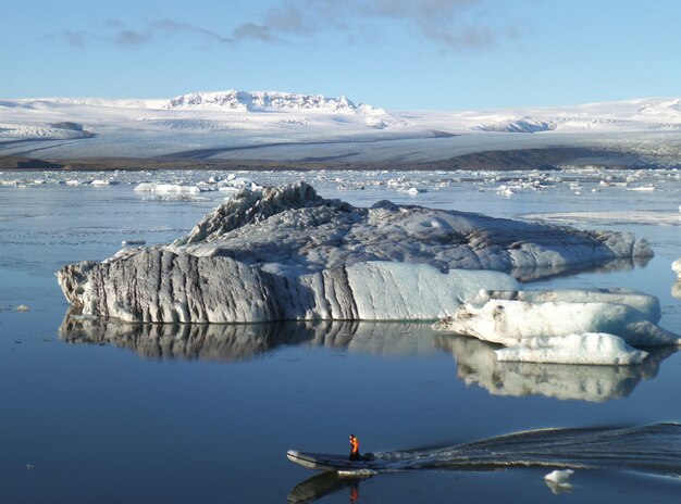 完璧な天気の日、Jokulsarlon Glacierラグーン、アイスランドでヒュー氷山の間でボート遊び