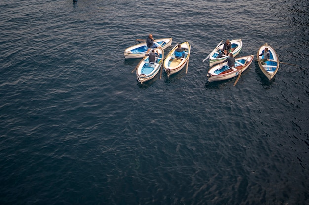 Barcaioli all'ingresso della grotta azzurra dell'isola di capri