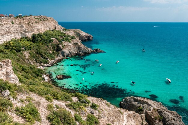 Barche sul mare azzurro vicino a baunty beach su fiolent