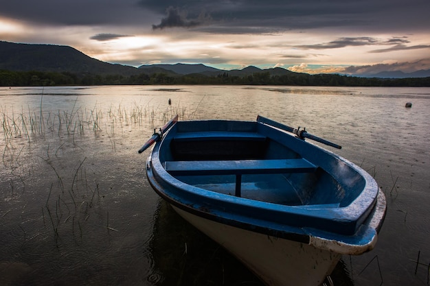 スペインのバニョーラス湖のほとりにあるボート。