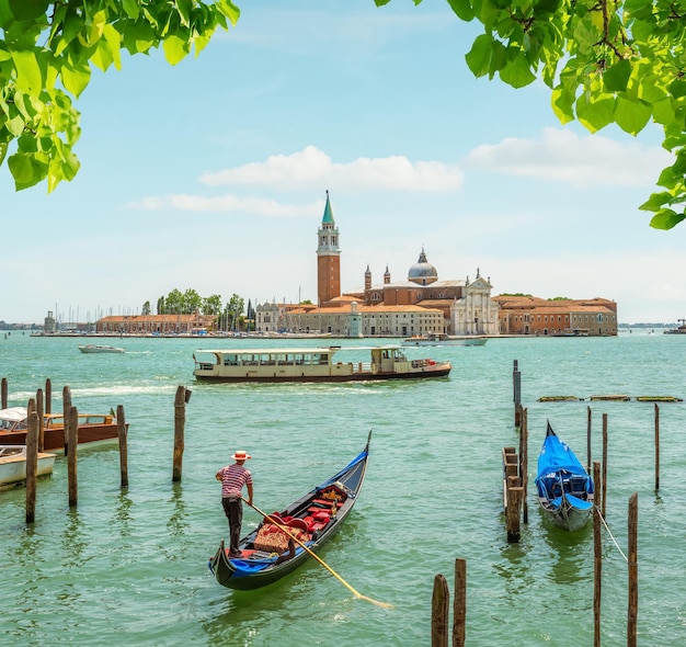 Foto barche su un bellissimo canale