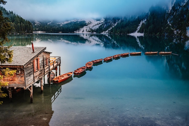 Braies 湖 Pragser Wildsee のボート ドロミテ山脈 Sudtirol イタリア ドロミテ