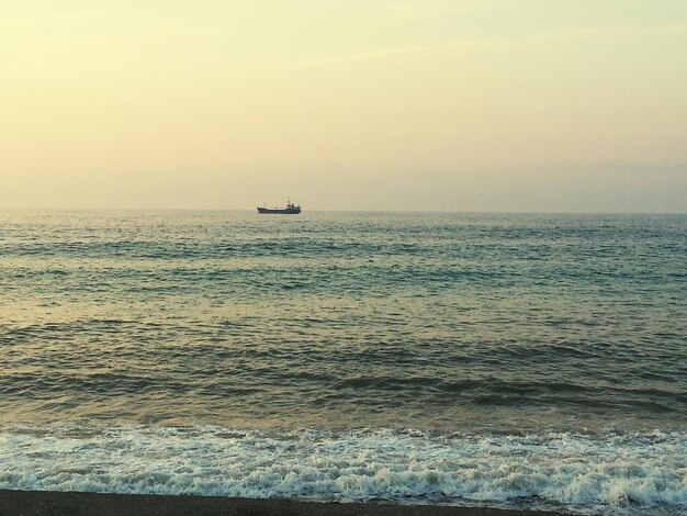 Photo boats in calm sea at sunset