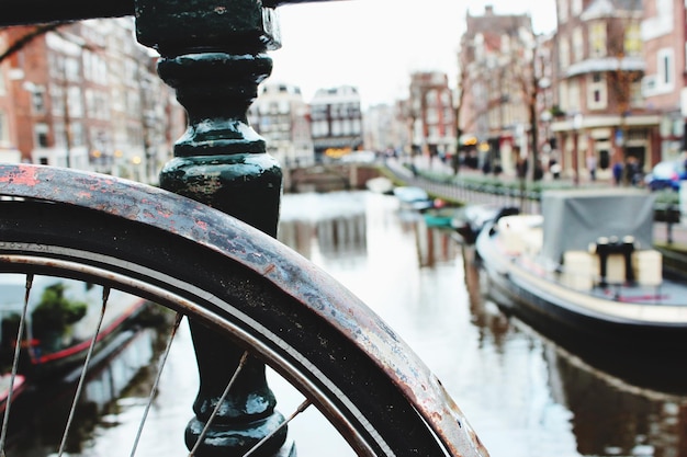 Photo boats in canal along buildings