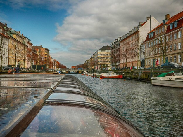 Foto barche nel canale lungo gli edifici