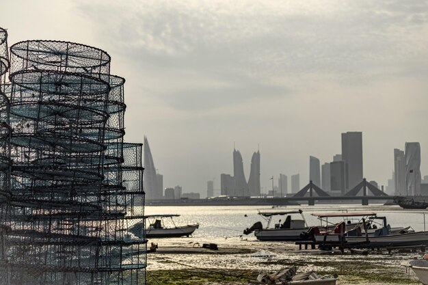 Photo boats and cityscpae view in the fishermans bay in manama bahrain