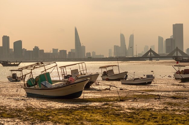 Photo boats and cityscpae view in the fishermans bay in manama bahrain