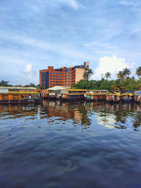 Photo boats docked by the bank of the river