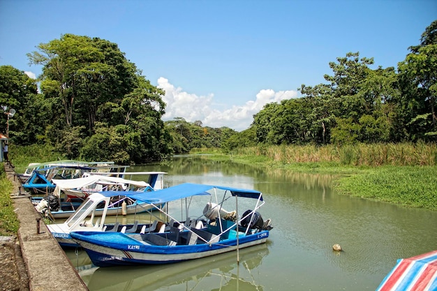 Barche all'embarcadero di puerto limon per andare a tortuguero