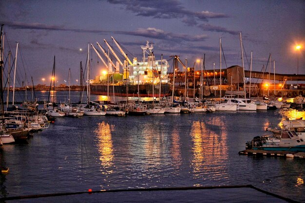 Photo boats in harbor at dusk