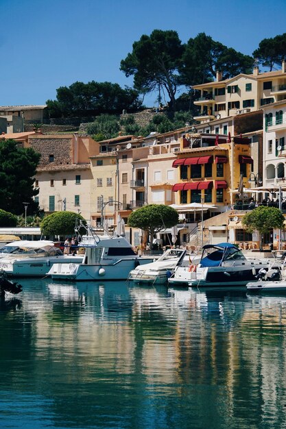 Foto barche nel porto di port de soller