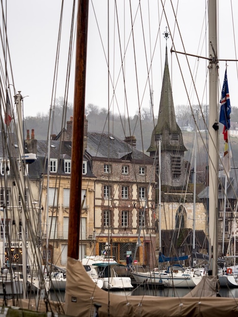 Photo boats in harbor