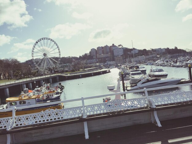 Photo boats in harbor