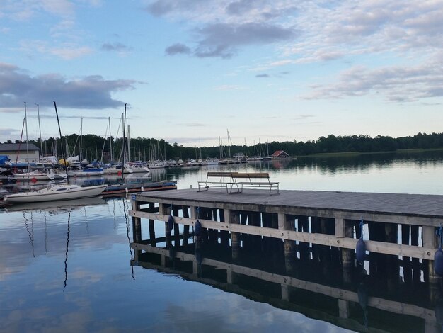 Photo boats in harbor