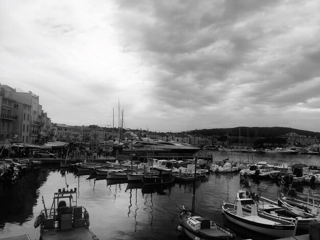 Photo boats in harbor