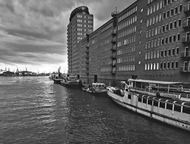 Photo boats in harbor