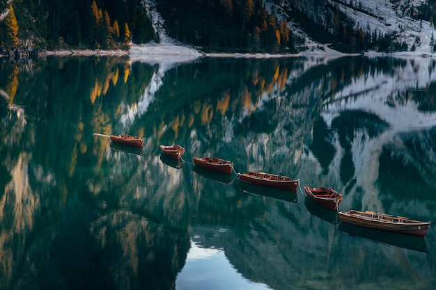 Photo boats in lake against mountains