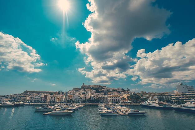 Foto barche sul lago contro il cielo in città