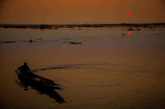 Photo boats in lake at sunset.