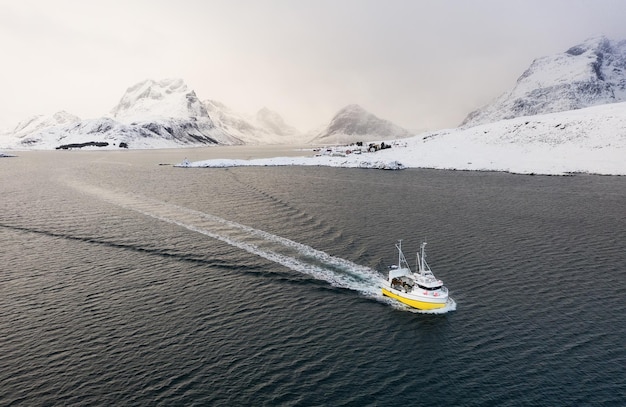 Lofoten 섬의 보트 노르웨이 산과 바다 저녁 시간 바다 근처의 겨울 풍경 노르웨이 여행