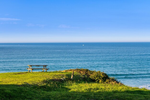 San Vicente de la Barquera Cantabria Spain 근처의 낮은 바다에서 보트