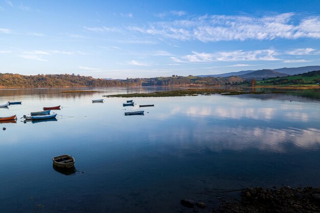 San Vicente de la Barquera Cantabria Spain 근처의 낮은 바다에서 보트