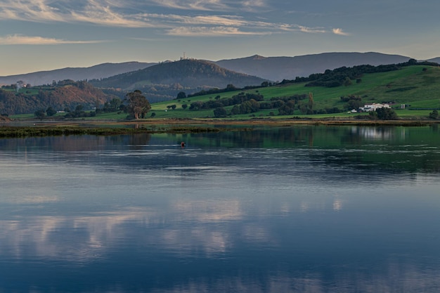 San Vicente de la Barquera Cantabria Spain 근처의 낮은 바다에서 보트