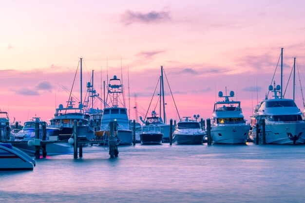 写真 夕暮れ の 時 に 空 に 向かっ て 港 に 停泊 し て いる 船