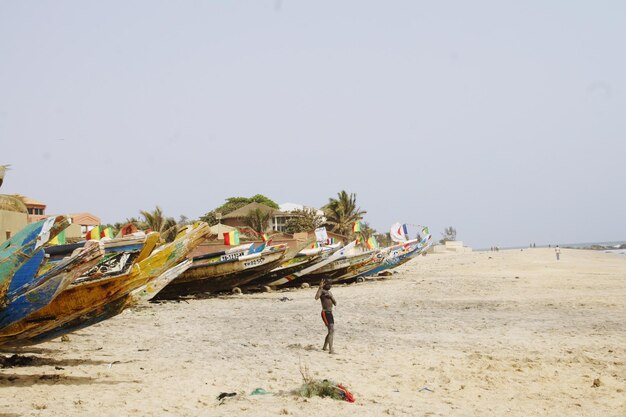 Foto barche ormeggiate sulla spiaggia contro un cielo limpido