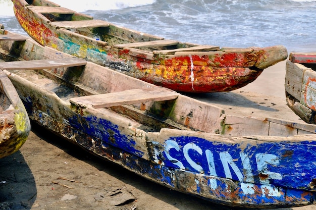 Photo boats moored at beach