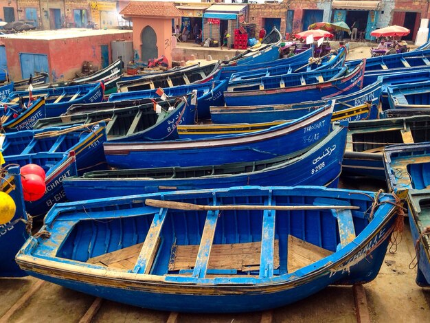 Foto barche ormeggiate nell'acqua blu