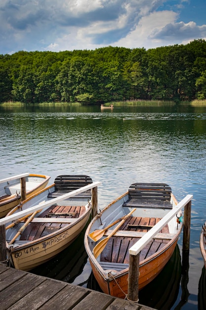 Photo boats moored by lake against sky