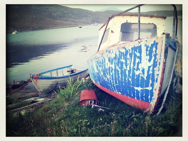 Photo boats moored by lake