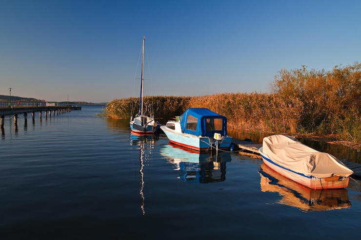 Photo boats moored in calm blue sea