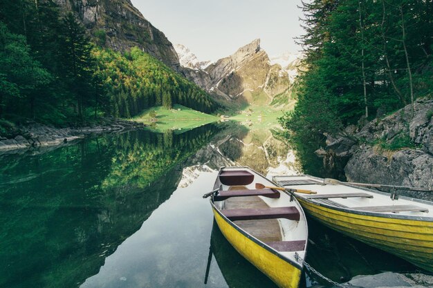 Photo boats moored on calm lake