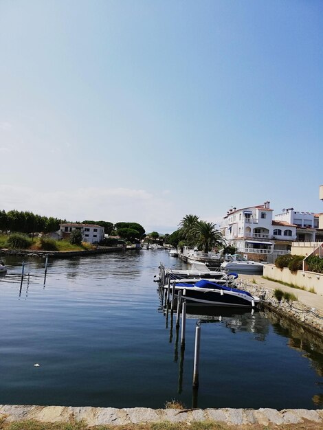 Photo boats moored in canal against blue sky