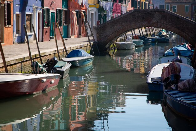 Foto barche ormeggiate nel canale tra gli edifici