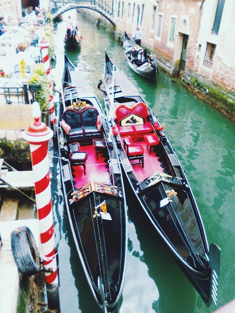 Photo boats moored in canal