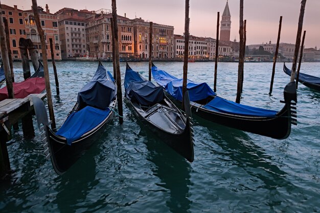 Photo boats moored in canal