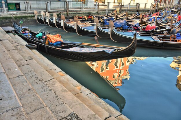 Foto barche ormeggiate al canale