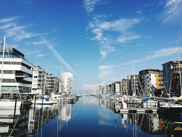 Foto barche ormeggiate in città contro il cielo blu