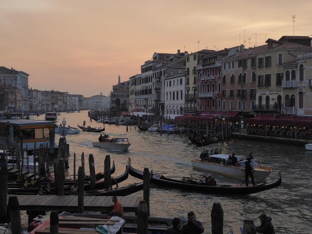 Foto barche ormeggiate in città contro il cielo durante il tramonto