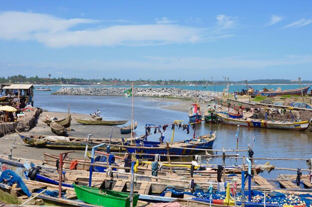 Photo boats moored at harbor against blue sky