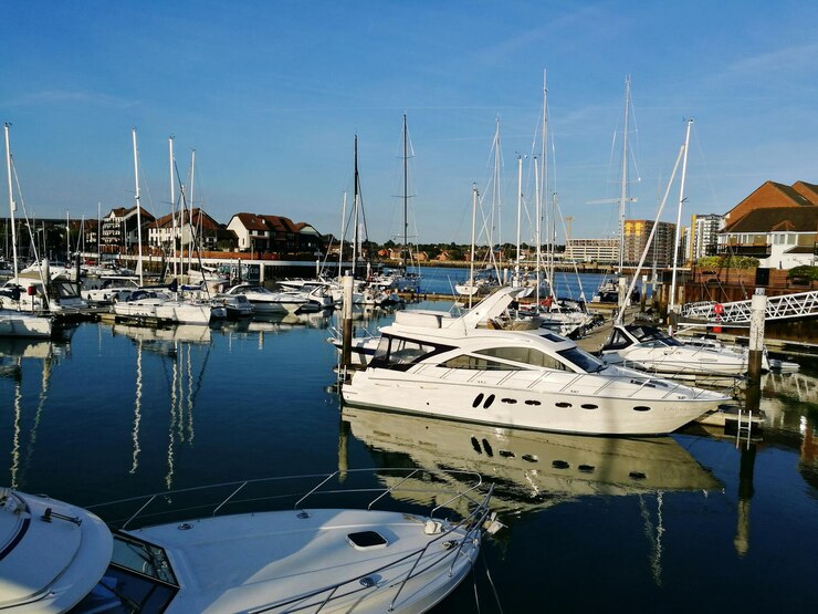 Photo boats moored at harbor against sky