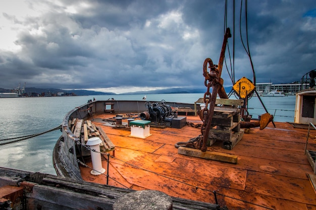 Photo boats moored at harbor against sky