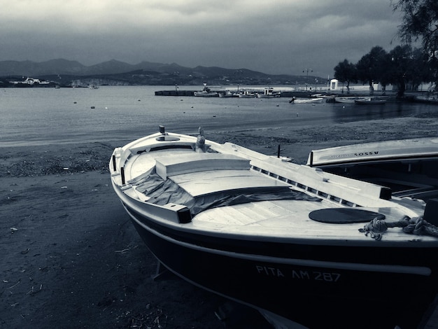 Photo boats moored at harbor against sky