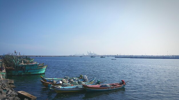 Foto barche ormeggiate al porto contro il cielo