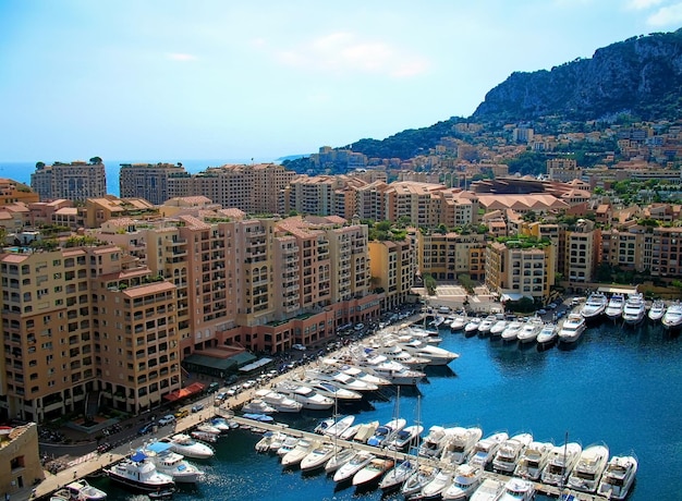 Photo boats moored at harbor against sky